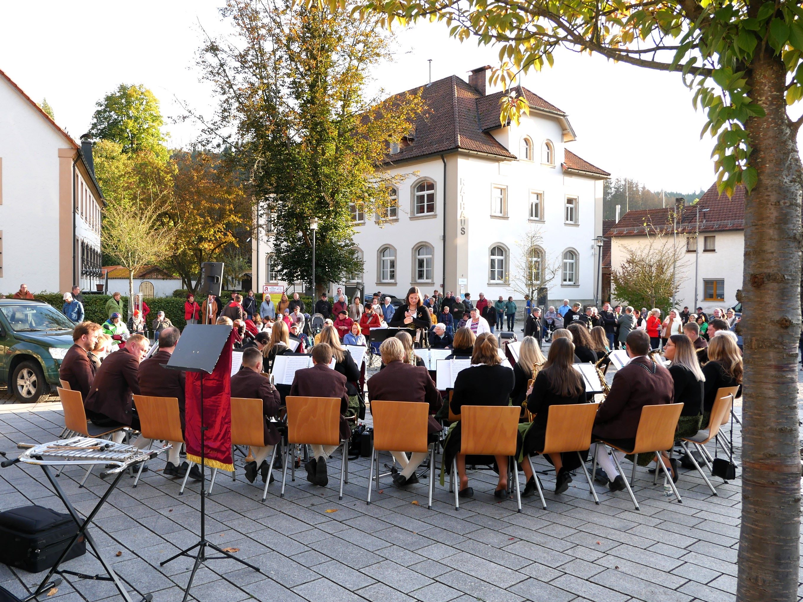 Zahlreiche Zuhörer hatten sich rund um die Musiker versammelt