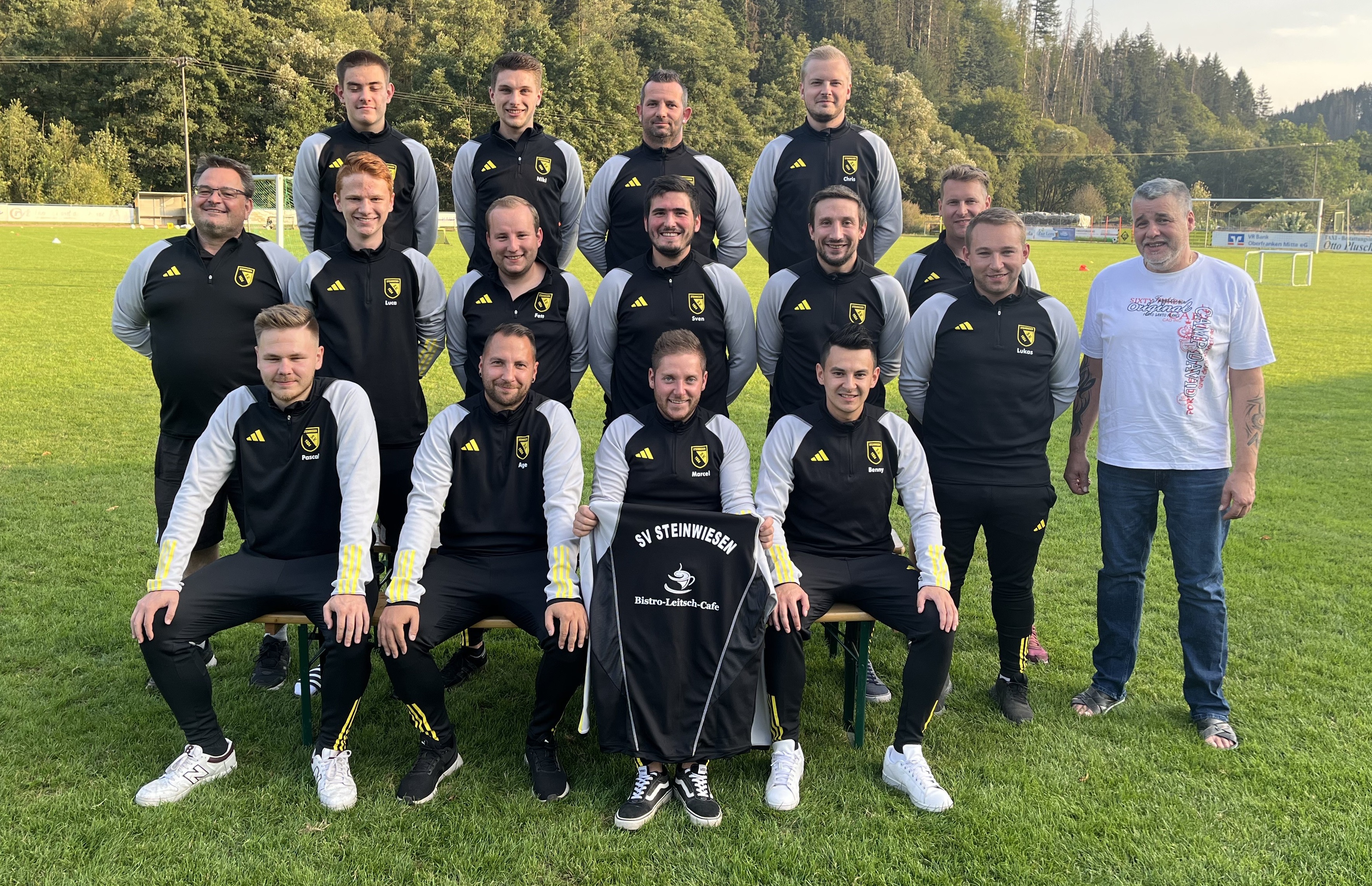 Die Jungs der 1. Mannschaft zusammen mit Uwe Simon vom Leitsch-Café (rechts, weißes T-Shirt)