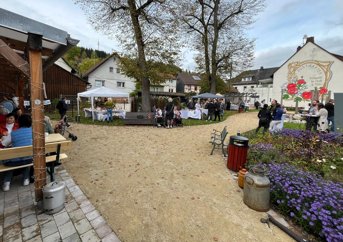 Ein tolles Ambiente und viele Besucher beim Herbstmarkt im Postgarten.