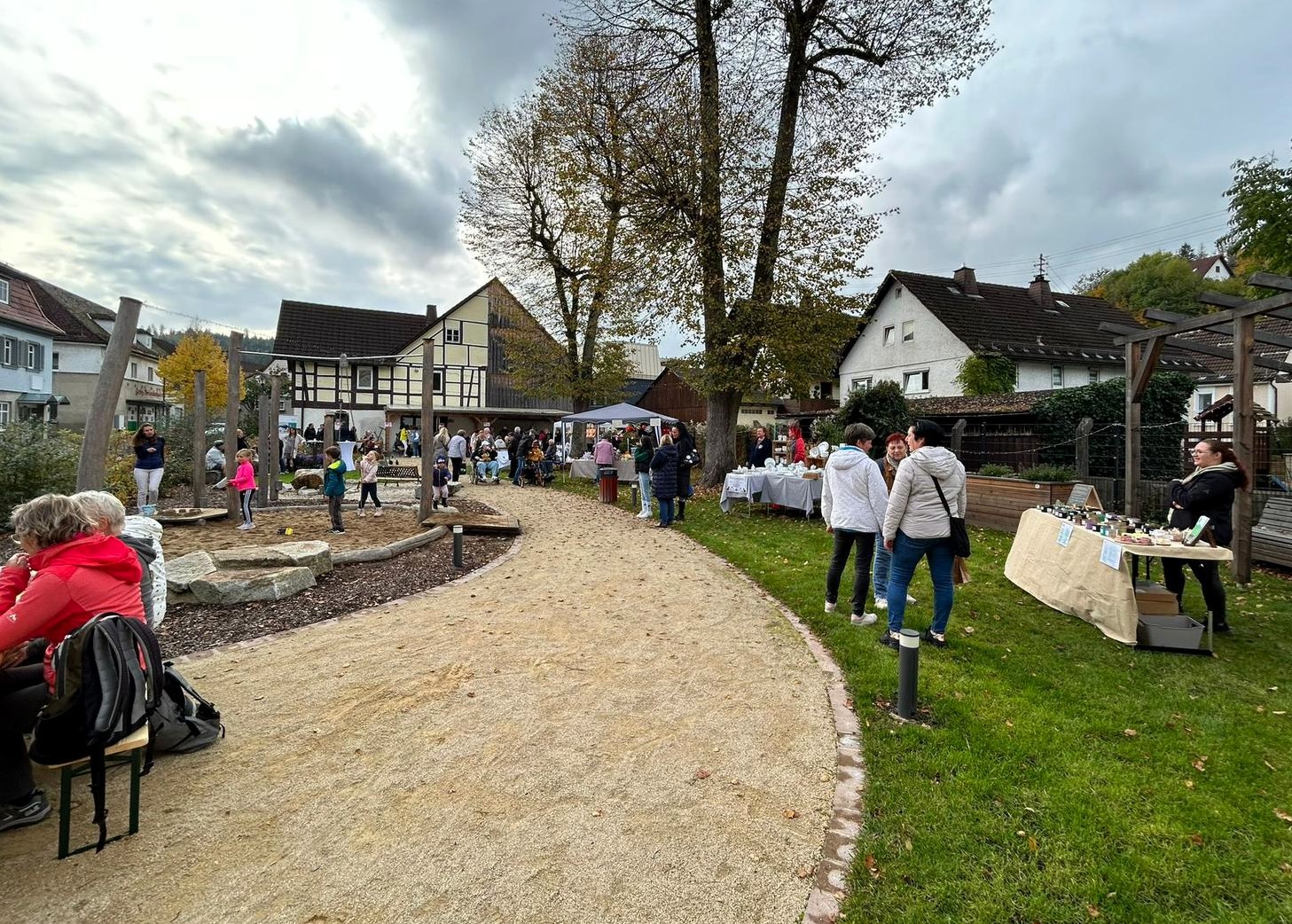 Ein tolles Ambiente und viele Besucher beim Herbstmarkt im Postgarten. (2)