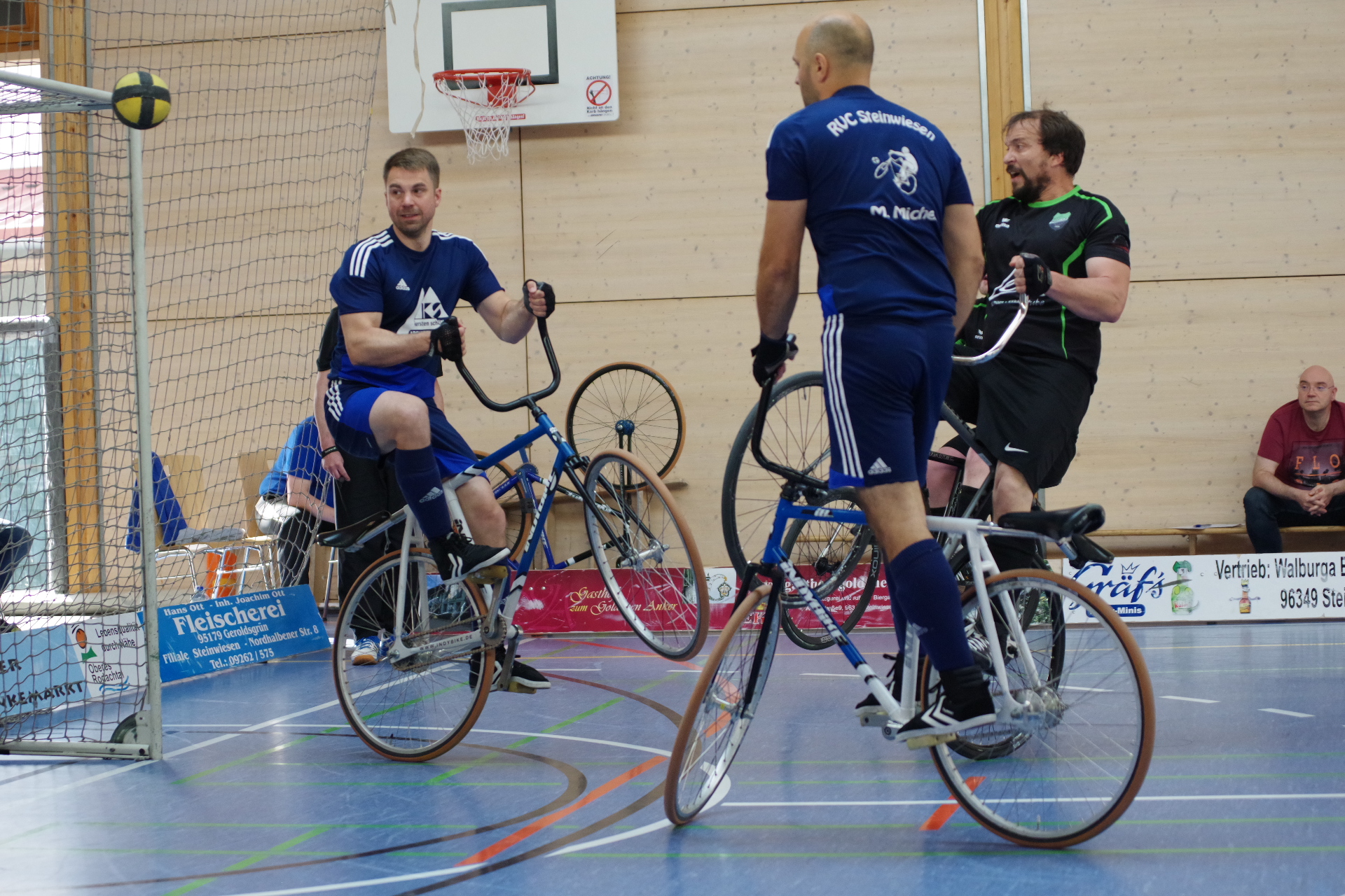 Glück für die Steinwiesener Radballer Sebastian Rehmet (links) und Markus Michel, denn bei einem gegnerischen Angriff landet das Spielgerät an der Latte des Torgehäuses. (Foto: Hans Franz)