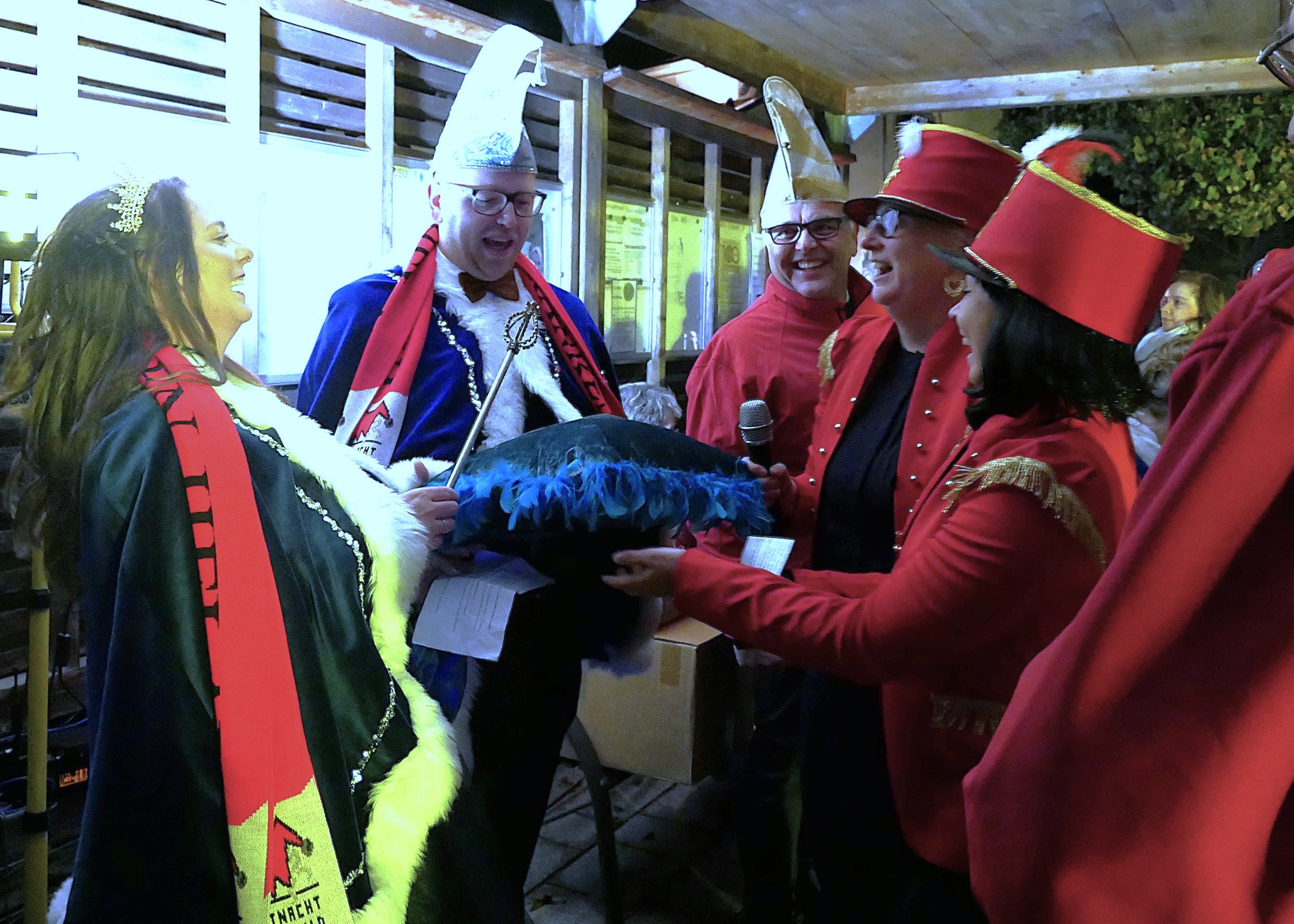 Die Friedbirds übergaben in Vertretung des alten Prinzenpaares Wictor I. und Nicole II. das Zepter an das neue Prinzenpaar Mirco I. und Verena I.  (Fotos: S. Deuerling)