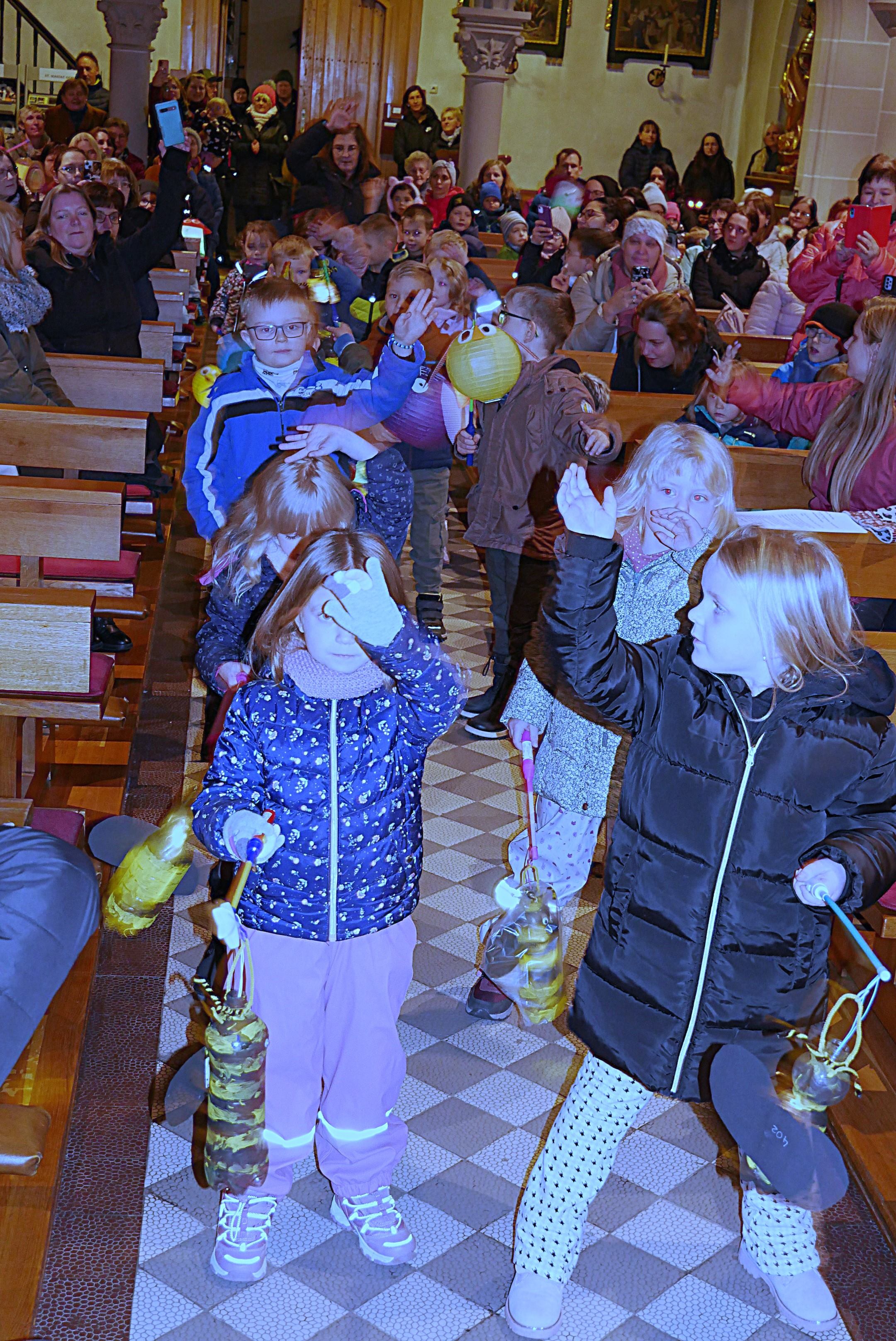 Mit dem Tanz der Vorschulkinder „Dreh dich Laterne“ endete die kurze Andacht.