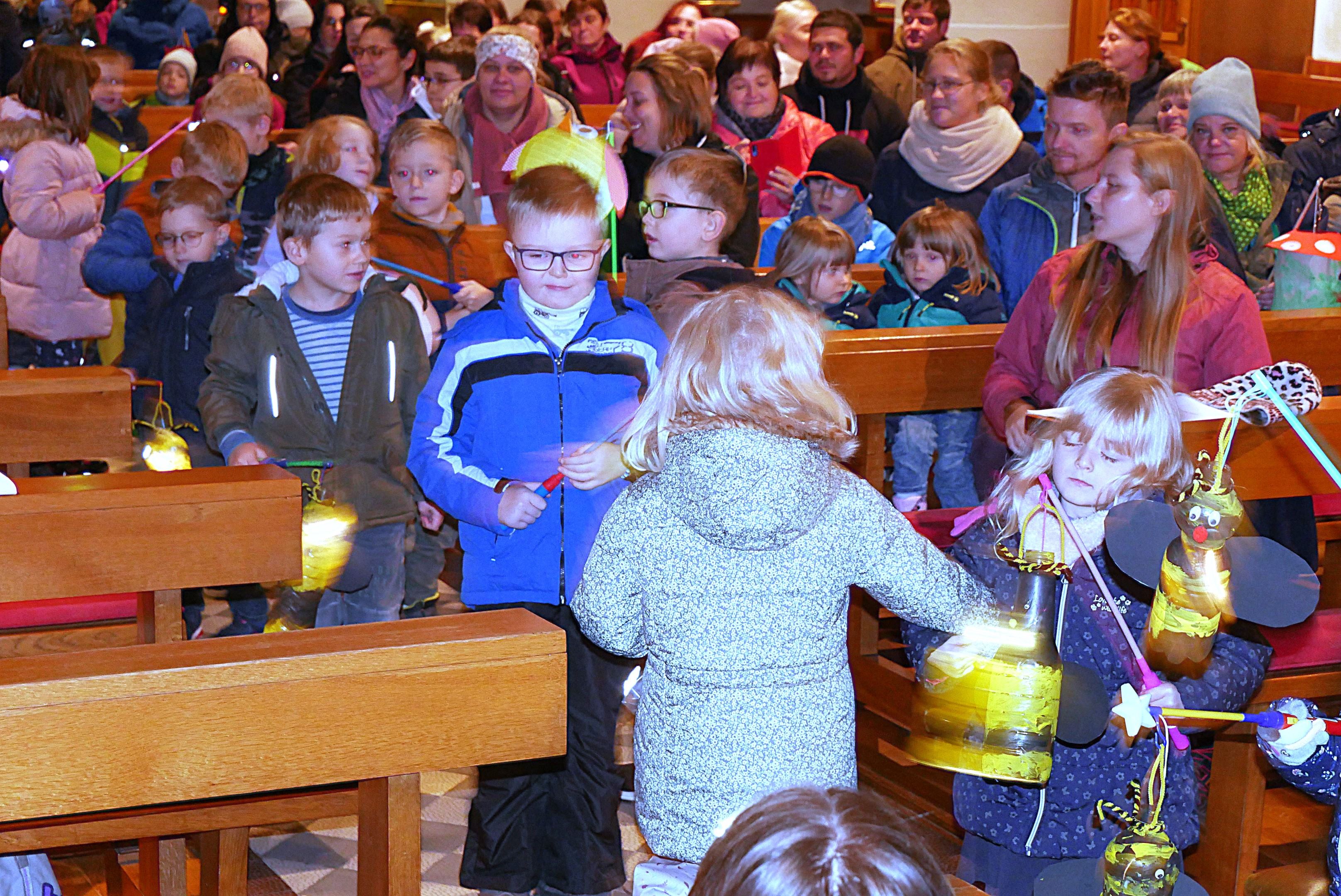 Mit dem Tanz der Vorschulkinder „Dreh dich Laterne“ endete die kurze Andacht. (2)