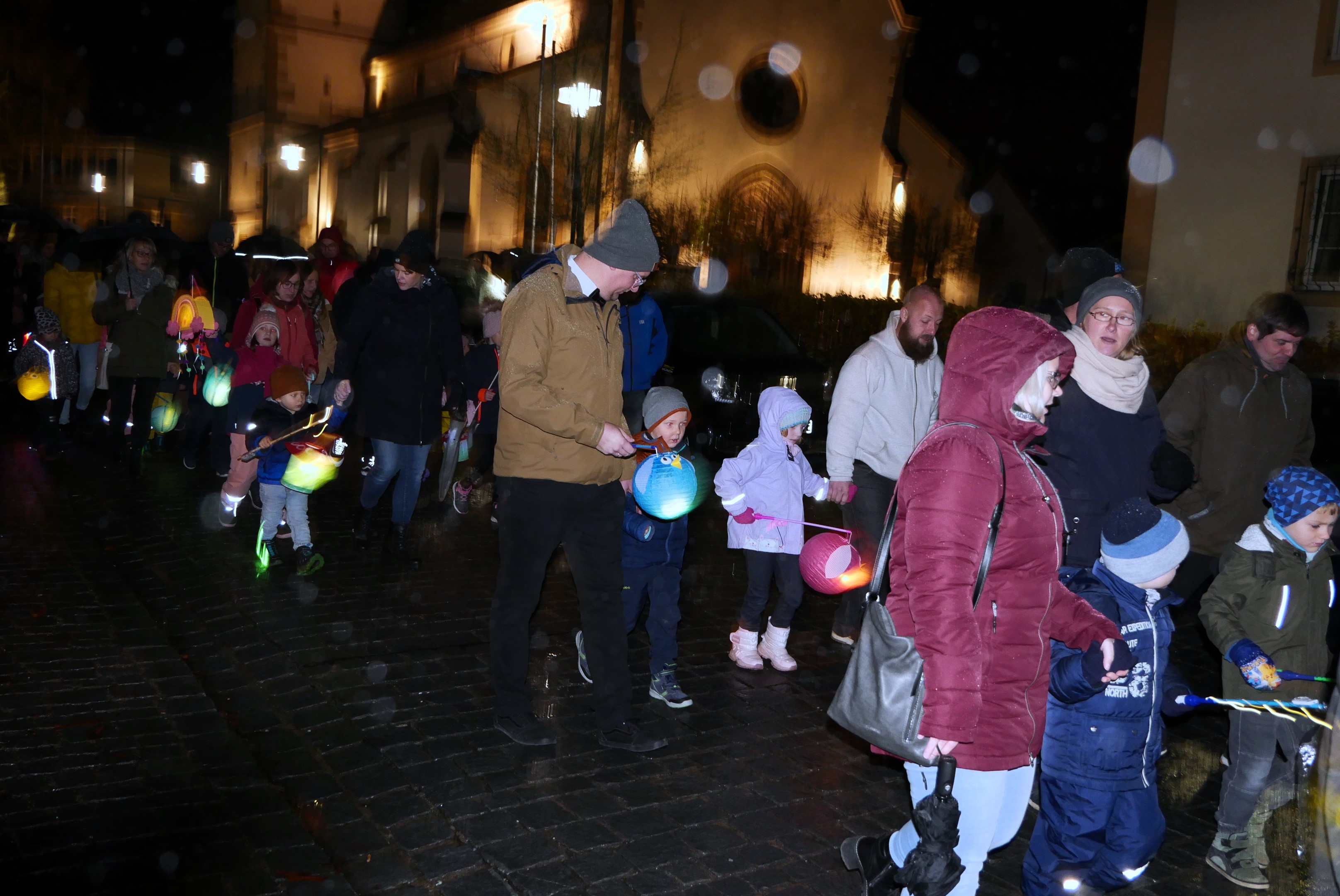 Der Regen konnte die Freude der Kinder beim Zug zum Kindergarten nicht trüben.