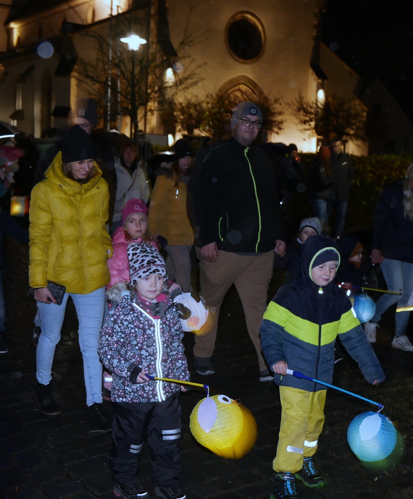 Der Regen konnte die Freude der Kinder beim Zug zum Kindergarten nicht trüben. (1)