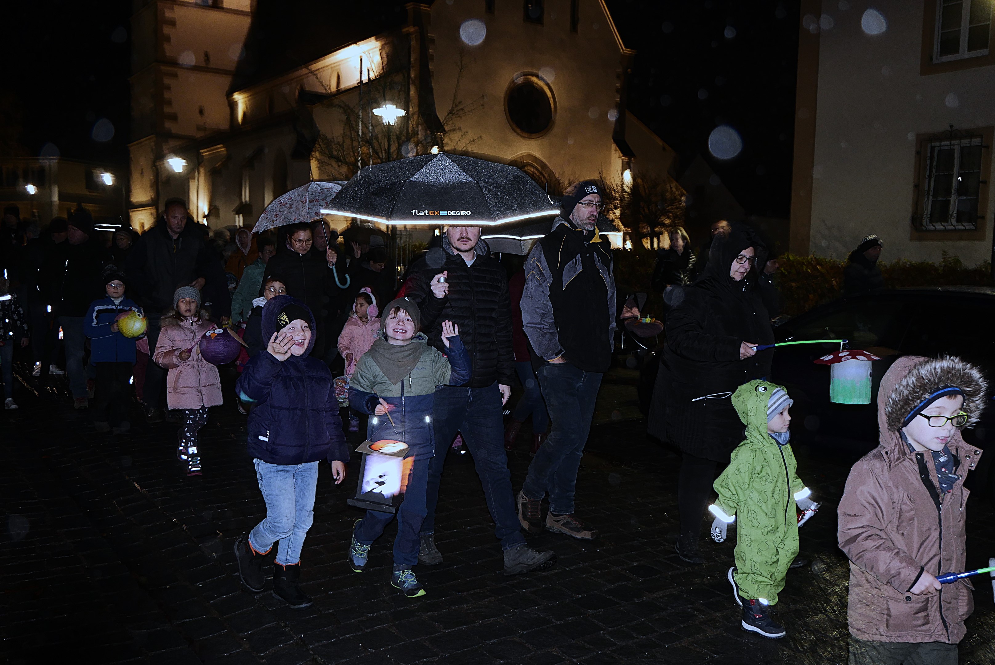 Der Regen konnte die Freude der Kinder beim Zug zum Kindergarten nicht trüben