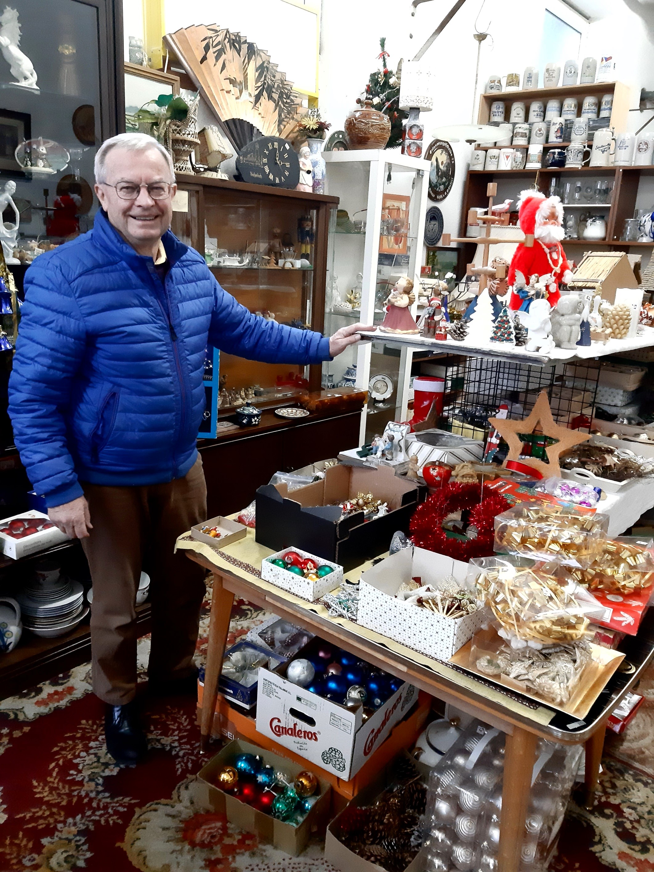 Rolf Menke in seinem Flohmarkt – zurzeit sind Weihnachtsartikel der Renner. (Fotos: S. Deuerling)