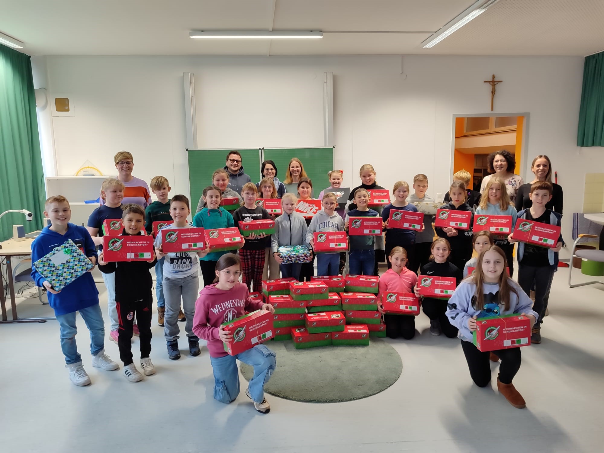 Die Kinder der Grundschule Steinwiesen bei der Übergabe der Weihnachtspäckchen.