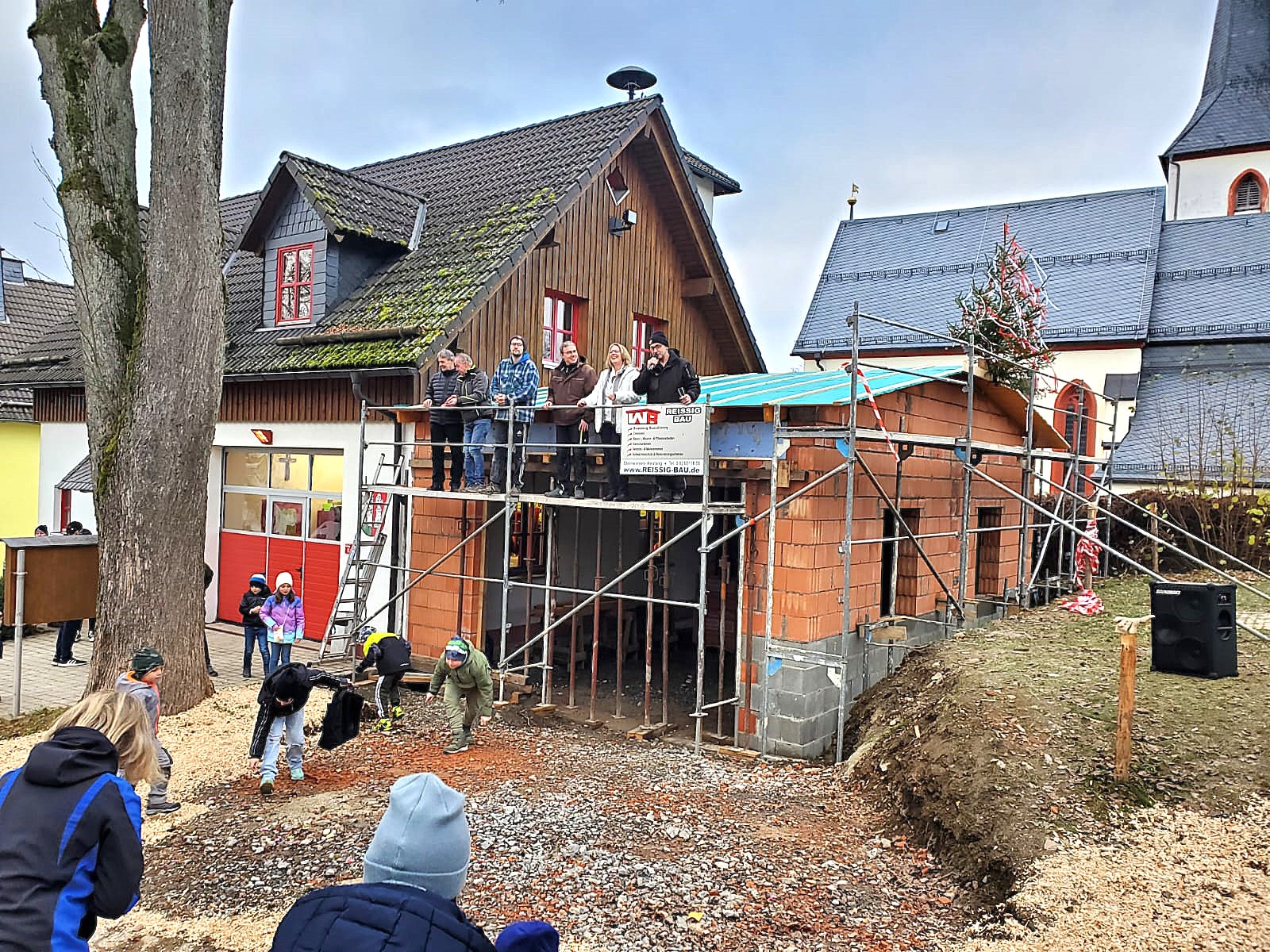 Besonders die Kinder hatten beim Richtfest der Feuerwehr Birnbaum ihren Spaß.