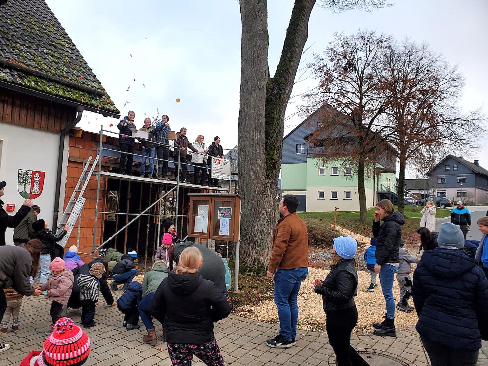 Besonders die Kinder hatten beim Richtfest der Feuerwehr Birnbaum ihren Spaß. (1)