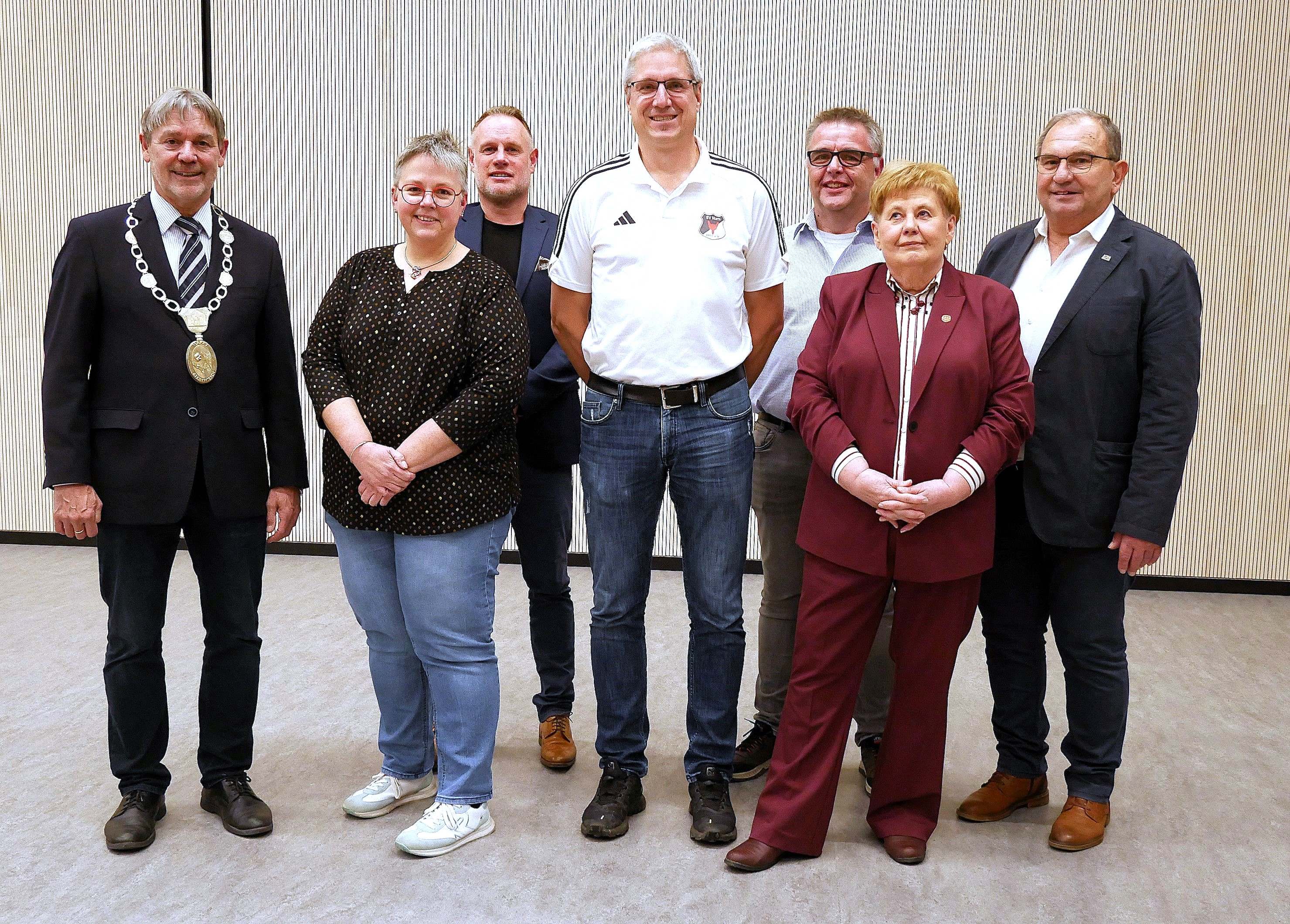 Sie sind die Leuchttürme der Gesellschaft. V.li. BGM Wunder, Ramona Smettane, 2. BGM Frank Hauck, Vinzenz Sesselmann, SPD-Vorsitzender Jürgen Deuerling, Brigitte Geiger, 3. BGM Thomas Reißig. Es fehlt Klaus Flesch.