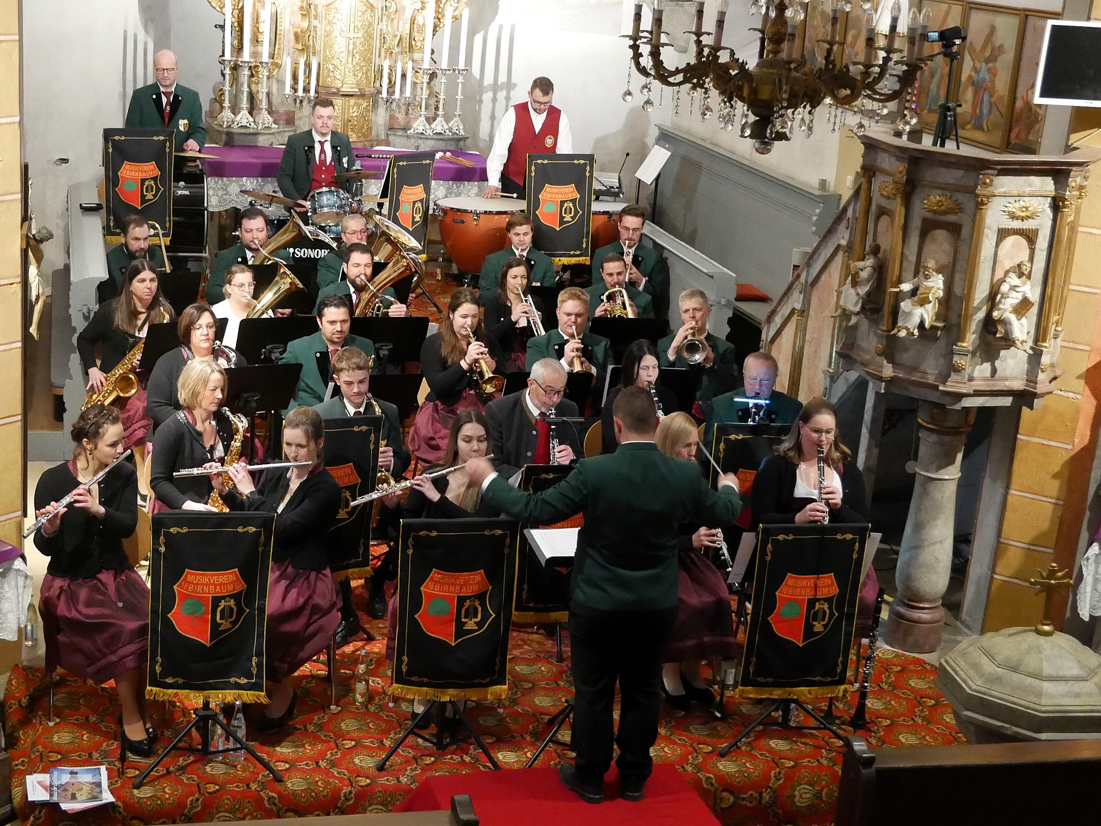 Der Musikverein Birnbaum beim Weihnachtskonzert 2024 in der Kirche St. Stephanus unter der Leitung von Dirigent Lukas Münzel (Foto: MV Birnbaum)