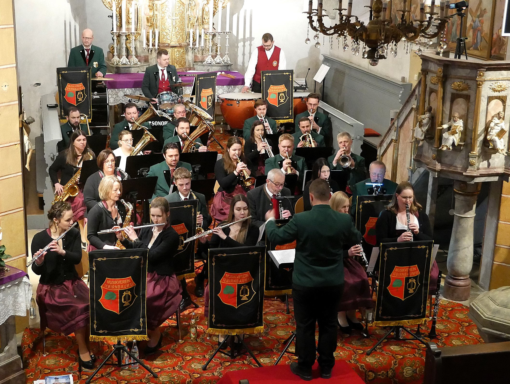 Der Musikverein Birnbaum beim Weihnachtskonzert 2024 in der Kirche St. Stephanus unter der Leitung von Dirigent Lukas Münzel (Foto: MV Birnbaum) (1)