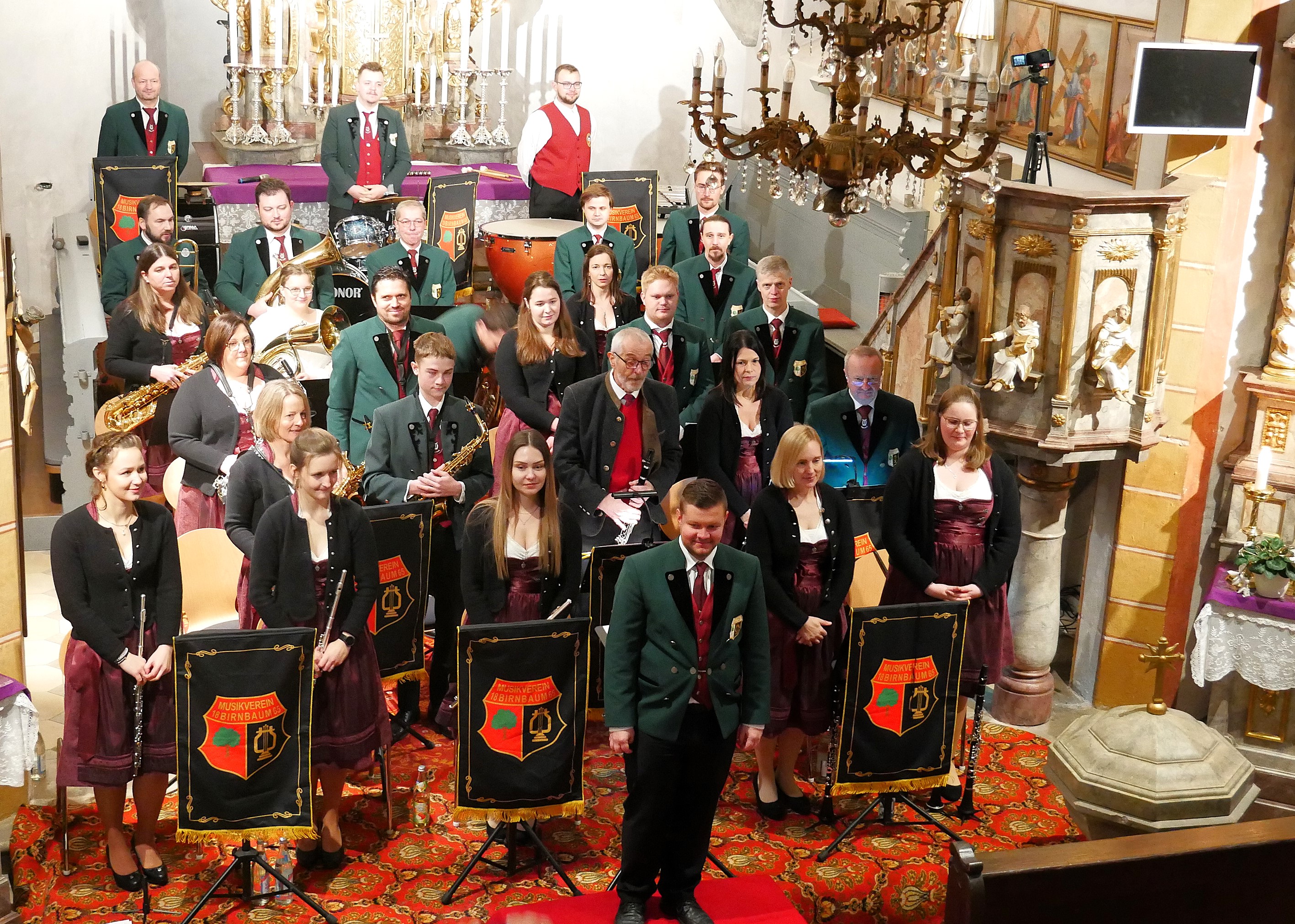 Der Musikverein Birnbaum beim Weihnachtskonzert 2024 in der Kirche St. Stephanus unter der Leitung von Dirigent Lukas Münzel (Foto: MV Birnbaum) (2)