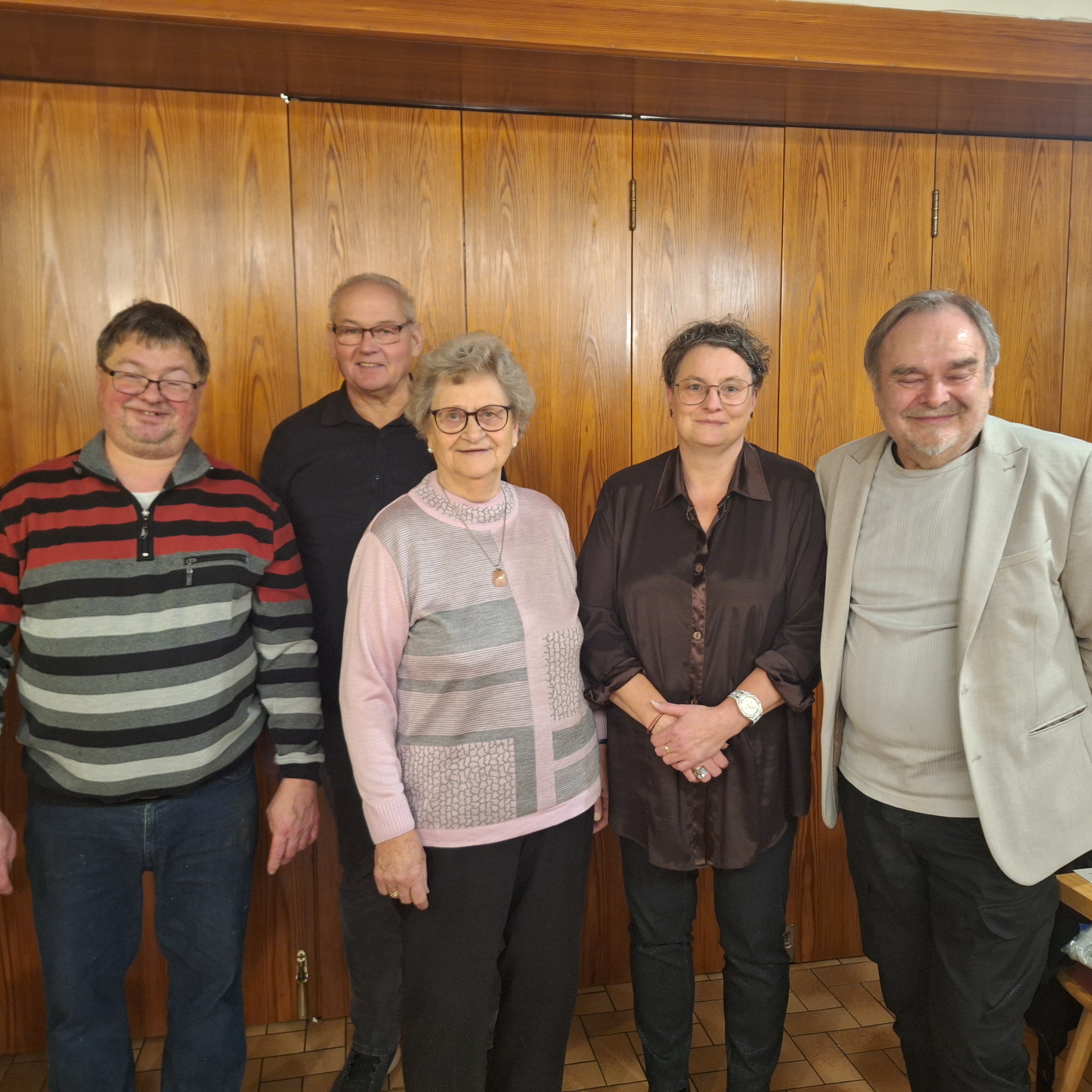 Beim VdK-Ortsverband Nurn wurde Gisela Mertens (3.v.li) für  30-jährige Zugehörigkeit ausgezeichnet. Mit im Bild die geehrten Michael Klug, Wilhelm Wunder, Carmen Förtsch und der Vertreter des VdK-Kreisverbandes, Beisitzer Günter Bauer. Foto: H. Franz