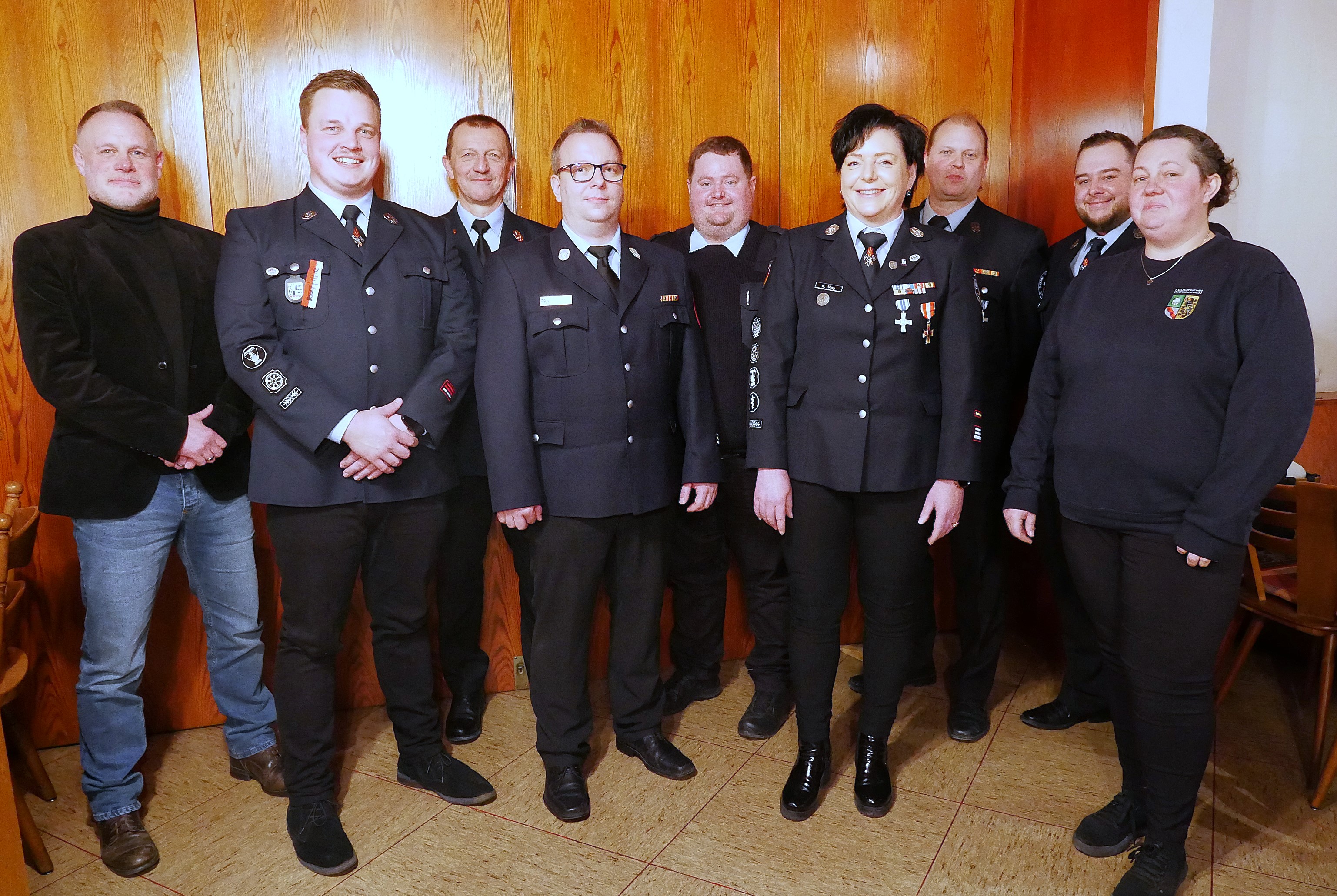 Von links 2. Bgm Frank Hauck, Marcel Manzer, KBI Markus Wachter, KBM Ronny Reuther, Dominic Welscher, Kerstin May, Andreas Klinger, Max Schmermer, Kathrin Gremer-Schneider.
Foto: S. Deuerling