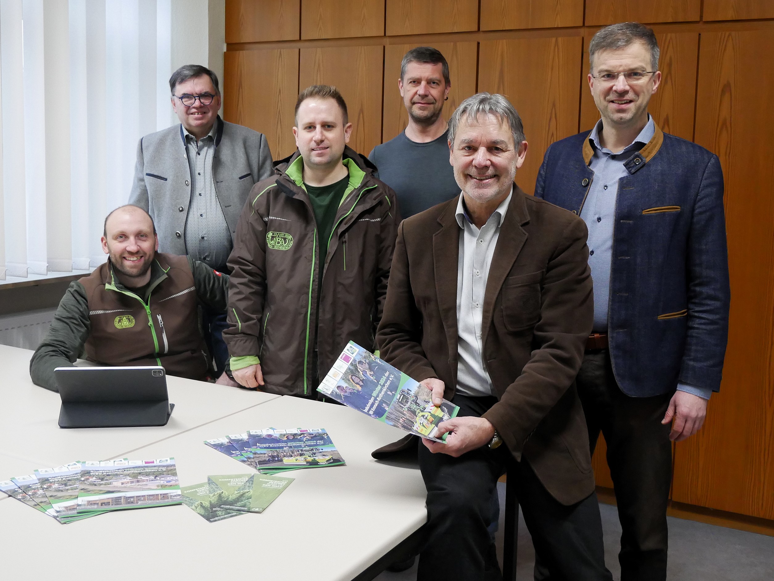 Von links Förster Florian Rabe, Peter Klinger (Vors. WBV Frankenwald), Christian Barnickel, Roland Zwosta (Ansprechpartner Gemeinde), Bürgermeister Gerhard Wunder und Markus Wich. Foto: Susanne Deuerling