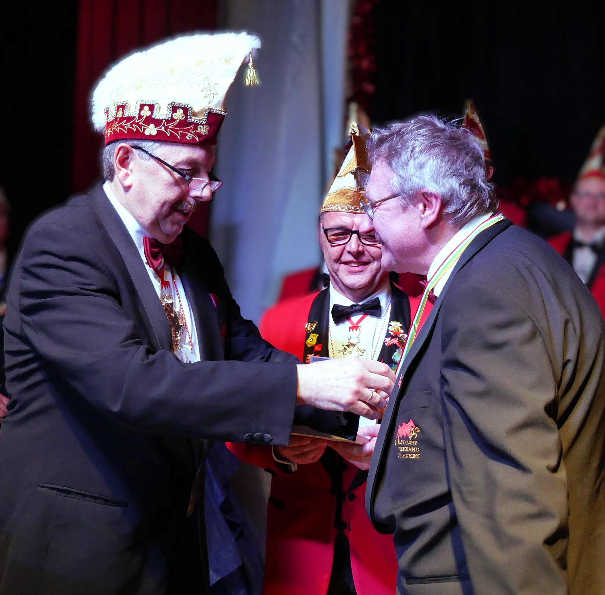 Norbert Greger (li) verleiht den Verdienstorden in Gold des Bund deutscher Karneval e.V. (BDK) an Wieland Beierkuhnlein (re). Mit im Bild 2. Vorsitzender der FGS, Jürgen Deuerling. (Fotos: Susanne Deuerling)